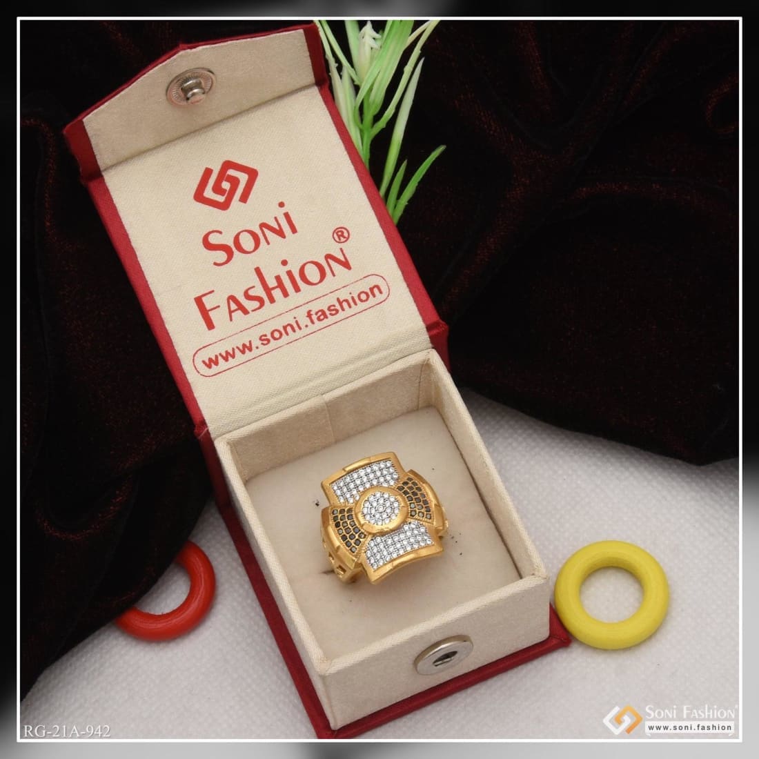 Gold ring shop square design