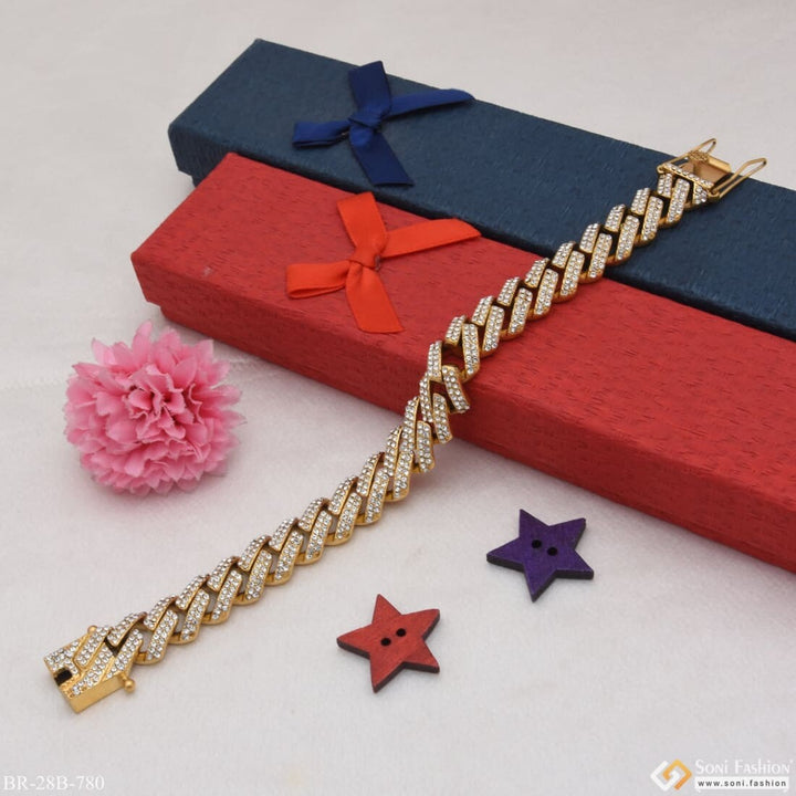 Golden stainless steel bracelet with star and flower design - Style B780