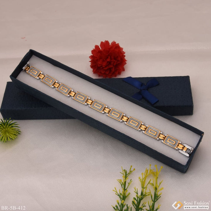 Zig-zag classic design gold chain bracelet with flower motif